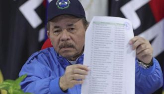 Ortega muestra una lista con nombres de presos políticos EFE/CESAR PÉREZ