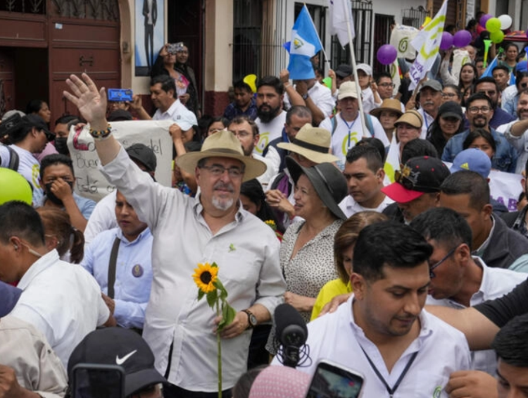 Bernardo Arévalo, candidato presidencial del Movimiento Semilla, saluda a simpatizantes durante un mitin de campaña en Santa María de Jesús, el pasado16 de julio de 2023. AP - Moises Castillo.
